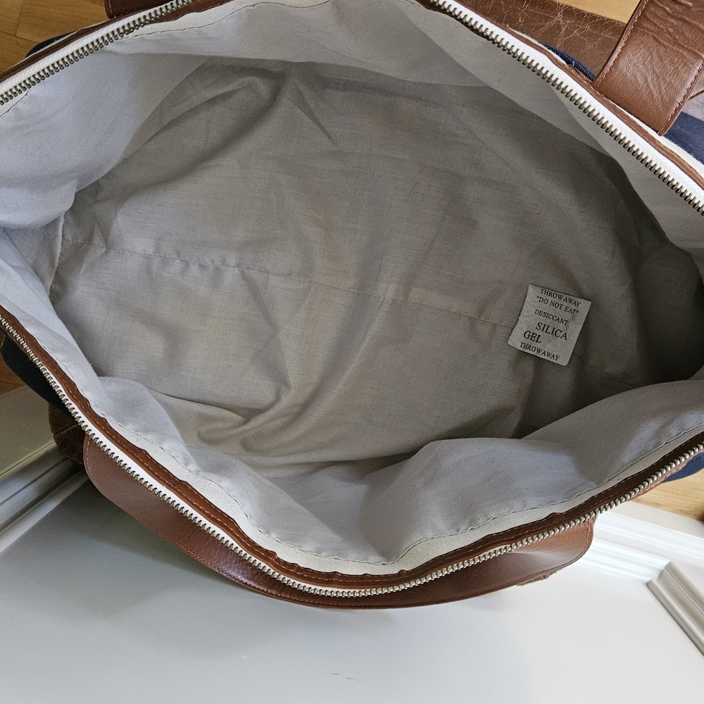 Stylish Two-Tone Canvas and Leather Tote Bag - Picture 4 of 6
